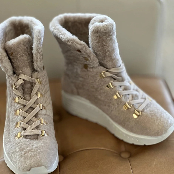 Stuart Weitzman Genuine Shearling Lace Up Booties - New in box! - Size 5 - Picture 3 of 9